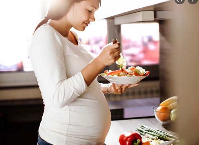 Mẹ bầu cần xây dựng chế độ ăn uống lành mạnh để ngăn chặn tình trạng nhau bám thấp